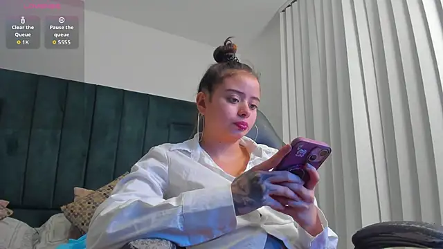 SaskiaGrendel online show from April 2, 2026, 11:55 pm