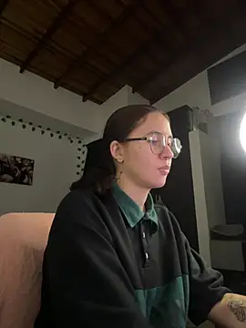 Snapshot of Camil_Lee chatting on March 8, 2025, 1:17 am Camil Lee online show from March 8, 2025, 1:17 am