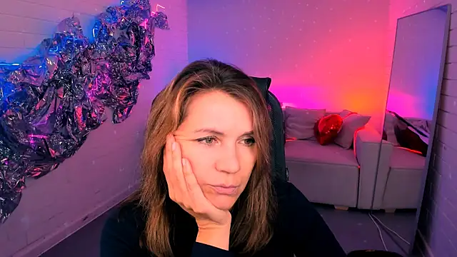 NicoleHitman online show from October 13, 2025, 9:33 am