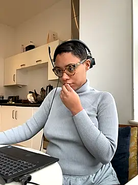 Melia Rayne online show from November 19, 2025, 12:05 pm