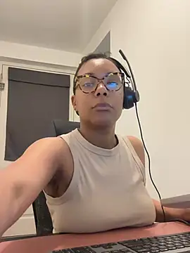 Melia Rayne online show from April 16, 2026, 9:43 am