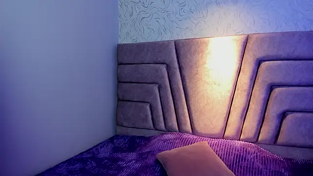 elaia muller  online show from November 12, 2025, 4:27 am