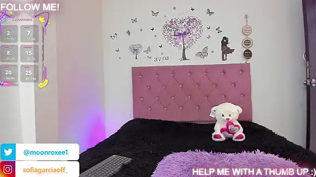 Snapshot of Moonroxe_ chatting on September 23, 2025, 2:35 pm Moonroxe online show from September 23, 2025, 2:35 pm