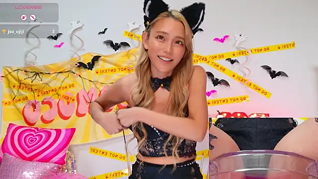 Snapshot of -LOCOMOCO- chatting on October 31, 2025, 10:23 am -LOCOMOCO- online show from October 31, 2025, 10:23 am