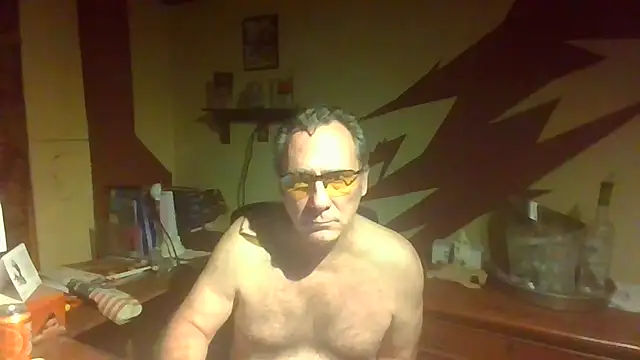 Snapshot of HunkofRock chatting on May 19, 2026, 1:56 am HunkofRock online show from May 19, 2026, 1:56 am