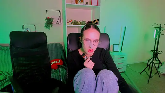 Snapshot of mona_cloud chatting on October 5, 2025, 11:39 pm mona cloud online show from October 5, 2025, 11:39 pm