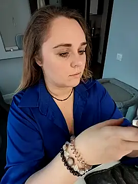 Juicy PeachLux online show from September 13, 2025, 5:07 am