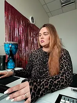 Juicy PeachLux online show from December 3, 2025, 9:42 am