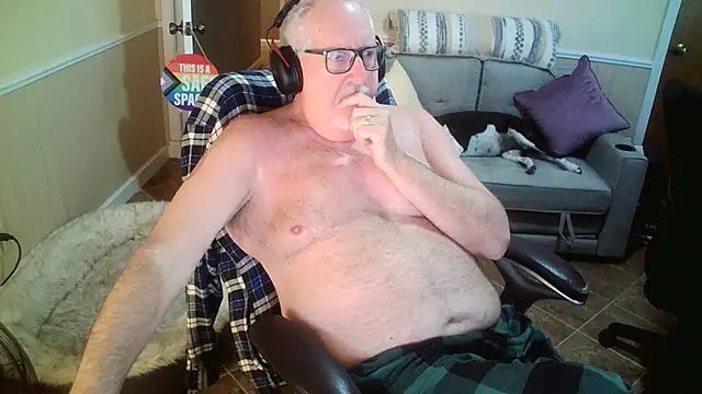 Snapshot of superbearboss chatting on April 28, 2026, 3:49 pm superbearboss online show from April 28, 2026, 3:49 pm