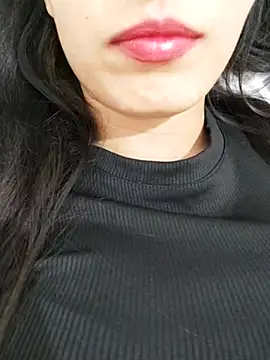 saraaxx1 online show from November 11, 2025, 3:29 pm