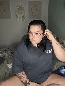 Snapshot of Saucy-Serenity chatting on May 17, 2026, 9:26 pm Saucy-Serenity online show from May 17, 2026, 9:26 pm