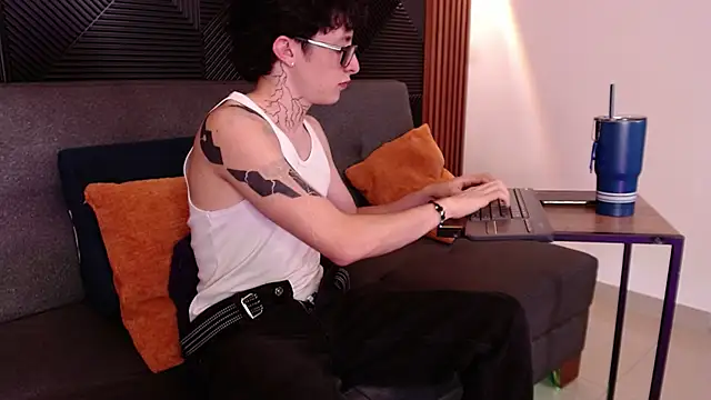 Snapshot of troy_rouge chatting on March 12, 2025, 1:36 am troy rouge online show from March 12, 2025, 1:36 am