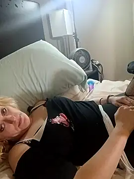 Snapshot of KITTYBOOBOOFUXX chatting on November 25, 2025, 10:15 am KITTYBOOBOOFUXX online show from November 25, 2025, 10:15 am