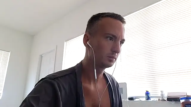 Snapshot of TheDaddy005 chatting on June 19, 2026, 6:03 pm TheDaddy005 online show from June 19, 2026, 6:03 pm