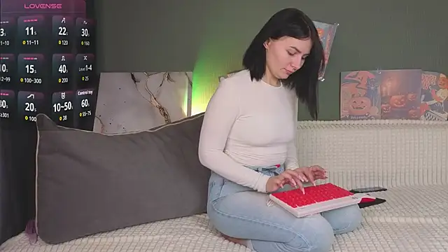 Charlotte Woods online show from November 3, 2025, 4:17 am