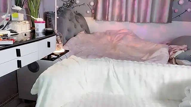 Snapshot of MI_KA22 chatting on December 20, 2025, 3:59 pm MI KA22 online show from December 20, 2025, 3:59 pm