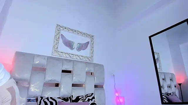 Lola Blondie online show from December 18, 2025, 1:15 pm