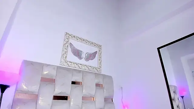 Lola Blondie online show from December 22, 2025, 12:38 pm