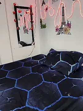 bella warzon online show from September 23, 2025, 2:40 am