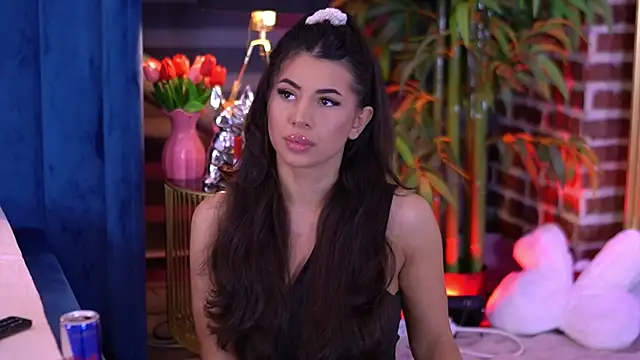 TanyaVonDe online show from February 15, 2026, 7:02 pm