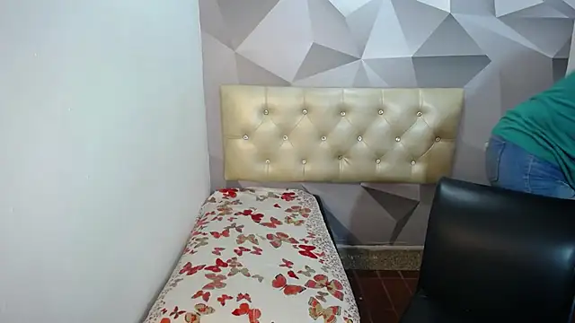 Snapshot of Milf-Prettyboobs chatting on November 30, 2025, 10:49 am Milf-Prettyboobs online show from November 30, 2025, 10:49 am