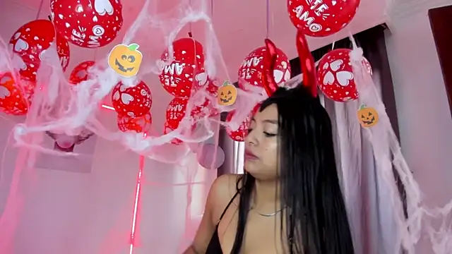 Snapshot of sweet_cinamon chatting on October 28, 2025, 1:43 pm sweet cinamon online show from October 28, 2025, 1:43 pm