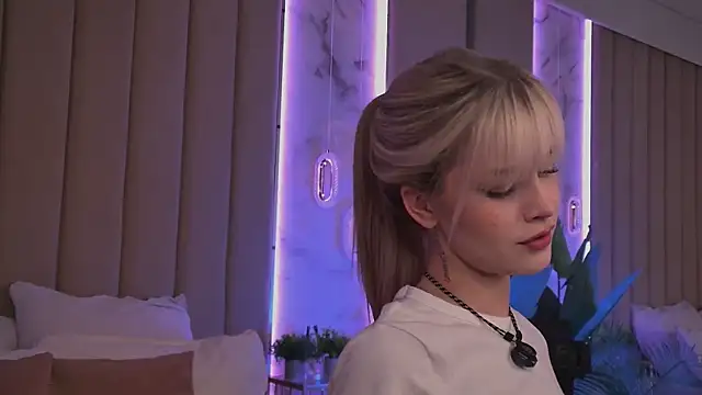 BellaSecrett online show from November 14, 2025, 2:21 pm