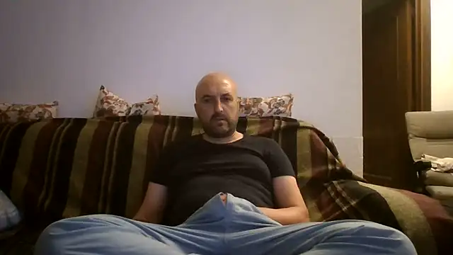 maxxxio12 online show from June 17, 2026, 7:46 pm