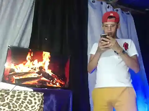 Snapshot of Hidden_Fantasies chatting on November 5, 2025, 11:41 pm Hidden Fantasies online show from November 5, 2025, 11:41 pm