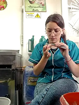 Snapshot of HOLY_DOLL chatting on November 7, 2025, 8:46 pm HOLY DOLL online show from November 7, 2025, 8:46 pm