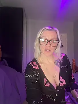 Curvy-Cleo online show from February 10, 2026, 12:15 pm