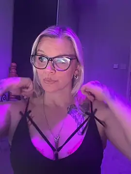 Curvy-Cleo online show from April 18, 2026, 9:15 pm