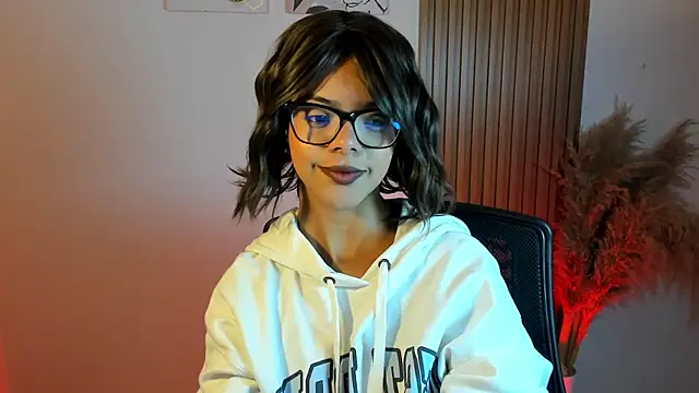 Snapshot of Milabrown_ chatting on October 16, 2025, 1:52 pm Milabrown online show from October 16, 2025, 1:52 pm