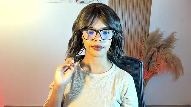 Snapshot of Milabrown_ chatting on October 4, 2025, 9:05 pm Milabrown online show from October 4, 2025, 9:05 pm