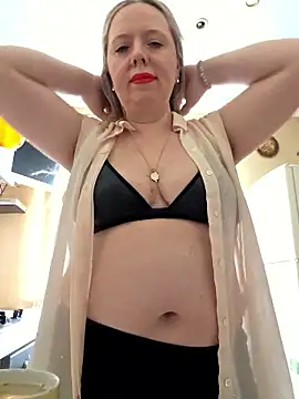 Snapshot of Irina3718 chatting on May 8, 2026, 11:03 am Irina3718 online show from May 8, 2026, 11:03 am