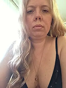 Snapshot of Irina3718 chatting on May 25, 2026, 2:49 pm Irina3718 online show from May 25, 2026, 2:49 pm