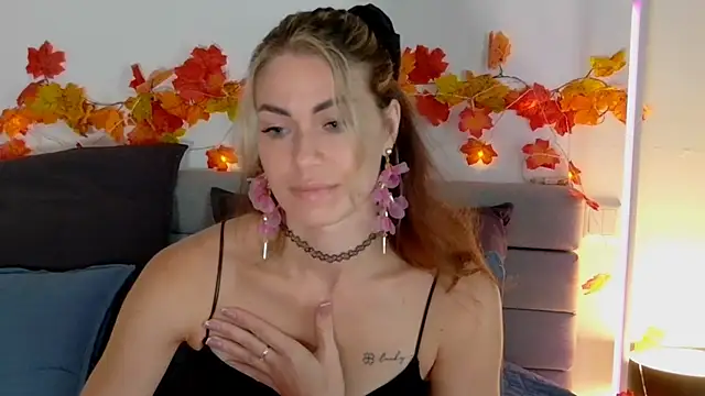 Snapshot of SweetDarling7 chatting on October 26, 2025, 12:27 pm SweetDarling7 online show from October 26, 2025, 12:27 pm