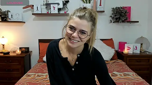 Snapshot of HaleyReedme chatting on October 6, 2025, 7:20 am HaleyReedme online show from October 6, 2025, 7:20 am