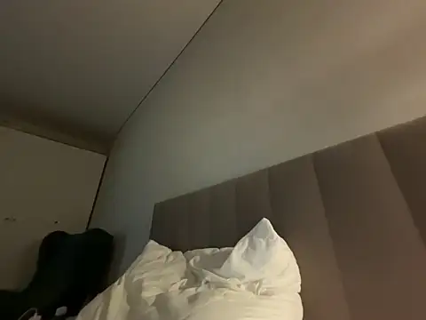 Snapshot of Aliniasky chatting on February 14, 2026, 8:20 pm Aliniasky online show from February 14, 2026, 8:20 pm