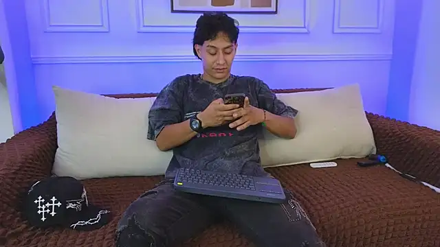 Snapshot of Stone_grey1_ chatting on June 3, 2026, 3:29 am Stone grey1 online show from June 3, 2026, 3:29 am