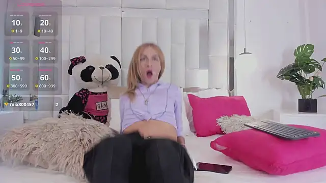 laura latinhot1 online show from April 17, 2026, 8:55 pm