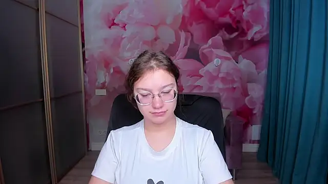 AngelinaLow online show from November 9, 2025, 6:28 am