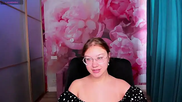 AngelinaLow online show from October 5, 2025, 5:31 am