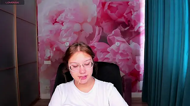 AngelinaLow online show from September 28, 2025, 11:28 am