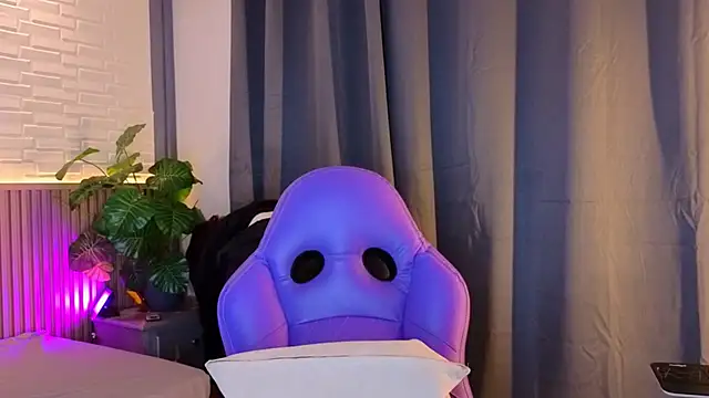 TiffanyWalk online show from November 28, 2025, 10:48 am