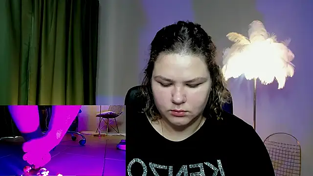 Snapshot of FlorenceAnderson chatting on October 14, 2025, 9:32 am FlorenceAnderson online show from October 14, 2025, 9:32 am