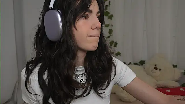Snapshot of mystica_ chatting on October 18, 2025, 11:23 am mystica online show from October 18, 2025, 11:23 am