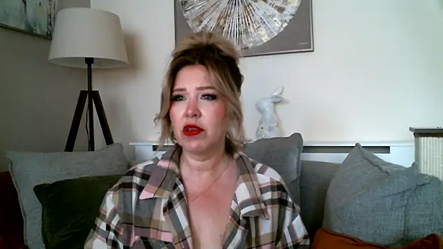 MissHoneyPenny online show from May 13, 2026, 9:27 am