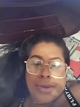 Snapshot of Tu-Reina chatting on November 19, 2025, 6:02 am Tu-Reina online show from November 19, 2025, 6:02 am