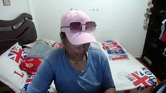 Snapshot of Tu-Reina chatting on October 26, 2025, 6:52 pm Tu-Reina online show from October 26, 2025, 6:52 pm